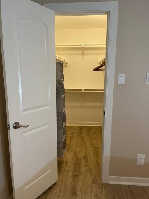 Beautiful/spacious 2 Bedroom Near Galleria Daire *