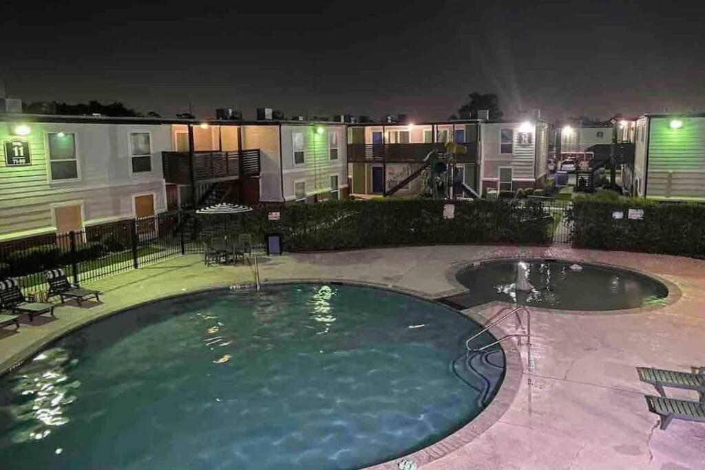 Beautiful/spacious 2 Bedroom Near Galleria Daire *