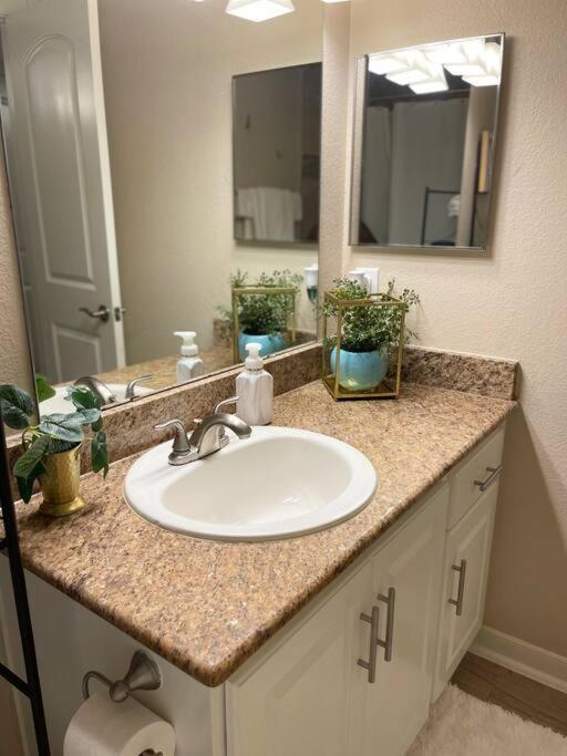 Beautiful/spacious 2 Bedroom Near Galleria Daire